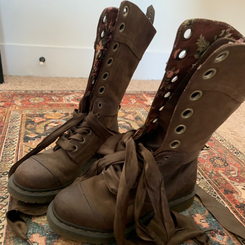 DR MARTEN BOOTS WITH RIBBON LACES
